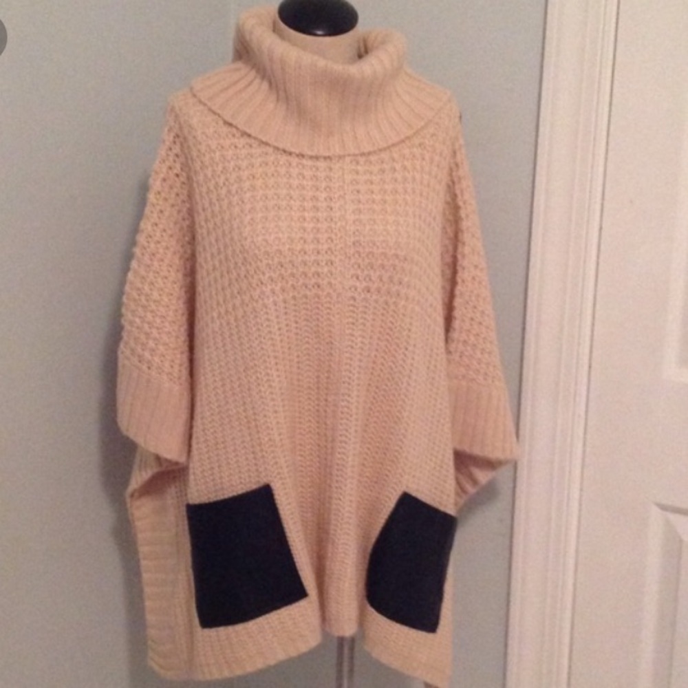 Gorgeous oversized knit sweater with pockets